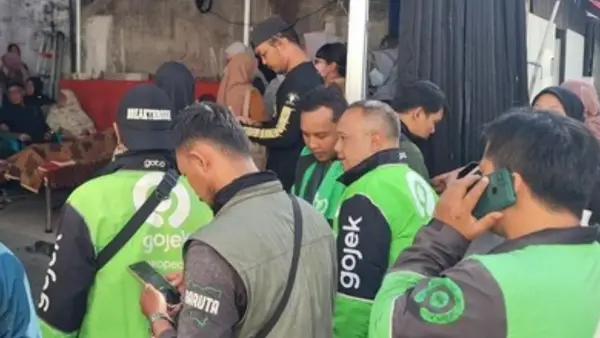 Ojol di rumah duka Affan Kurniawan, dirver ojek online warga Jakarta yang meninggal dilindas rantis brimob saat kerusuhan aksi bubarkan DPR RI, (Sumber: dok cnn)