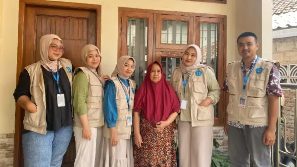 Mahasiswa Bina Mutiara Sukabumi, KKM 05 Desa Selajambe Cisaat bersama pemilik UMKM DD Tape Uli (Sumber: dok KKM Bina Mutiara)