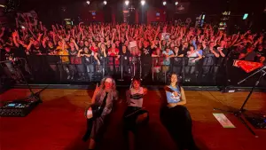 The Warning, Daniela (gitar/vokal), Paulina (drum), dan Alejandra (bass), awalnya viral di Youtube membuktikan energi rock mereka mampu memukau puluhan ribu penonton di tur internasional. (Sumber : Laman Fan Page The Warning).