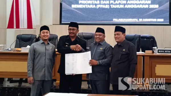 Bupati Sukabumi Asep Japar dan pimpinan DPRD Kabupaten Sukabumi menunjukkan nota kesepakatan KUA-PPAS 2026. (Sumber Foto: SU/Ilyas)