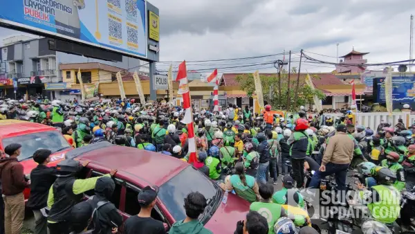 Sejumlah driver ojol saat menggelar aksi unjuk rasa di depan Mapolres Sukabumi Kota, Jumat (29/8/2025). (Sumber Foto: SU/Asep Awaludin)