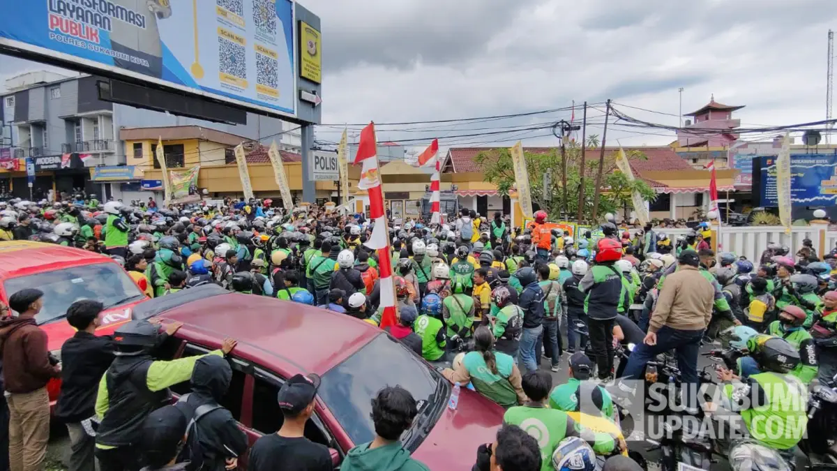 Tuntut Pecat Kapolri, Demo Ojol Sukabumi Memanas Gegara Hoody Pink Kena Piting