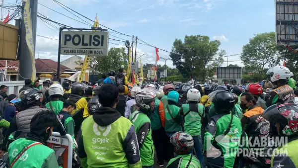 Ribuan driver ojol Sukabumi saat menggelar aksi solidaritas untuk Affan Kurniawan di depan Mapolres Sukabumi Kota, Jumat (29/8/2025). (Sumber Foto: SU/Asep Awaludin)