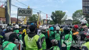 Ribuan driver ojol Sukabumi saat menggelar aksi solidaritas untuk Affan Kurniawan di depan Mapolres Sukabumi Kota, Jumat (29/8/2025). (Sumber Foto: SU/Asep Awaludin)