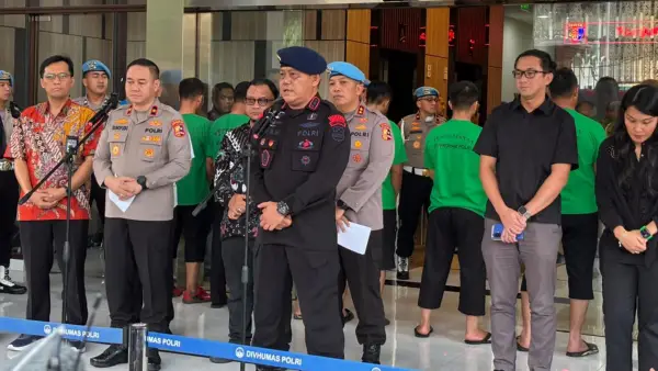 Didepan tujuh anggotanya, Komandan Korps Brimob Polri, Komjen Pol Imam Widodo, menyampaikan permintaan maaf secara terbuka atas kejadian yang menewaskan driver Ojol Affan Kurniawan. (Sumber Foto: Dok. Humas Polri)