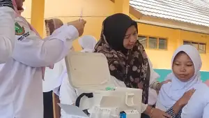 Petugas Dinkes Kota Sukabumi saat melakukan imunisasi ke pelajar | Foto : Dok. Dinkes