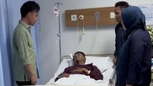 Wapres Gibran Rakabuming Raka menjenguk Moh. Umar Amarudin (30 tahun) di RS PELNI, Jakarta Barat, pada 29 Agustus 2025 malam. | Foto: Istimewa