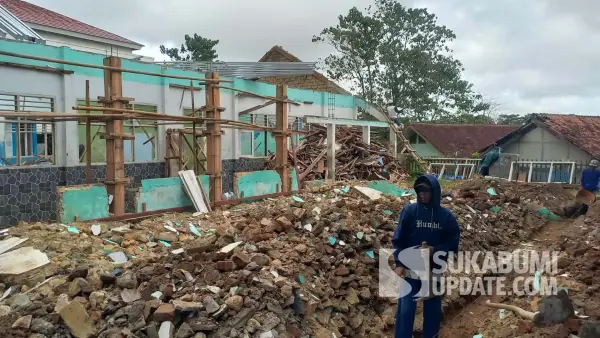 Pembangunan di SMPN 1 Surade di Kecamatan Surade, Kabupaten Sukabumi, menggunakan anggaran  dari pemerintah pusat. | Foto: SU/Ragil Gilang