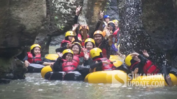 Kegiatan river tubing Cigangsa Adventure di Sungai Cigangsa yang berada di Kelurahan/Kecamatan Surade, Kabupaten Sukabumi. | Foto: Istimewa