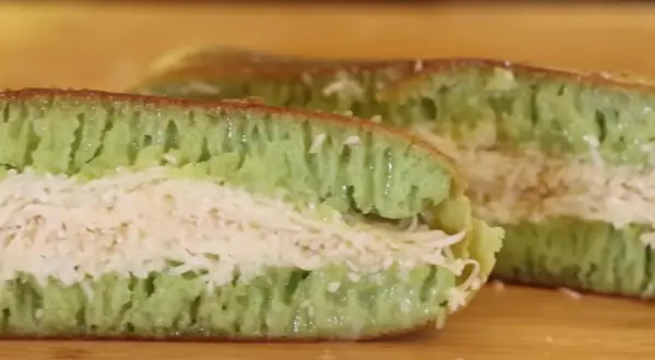Tampilan martabak manis teplon dengan isian keju ala Chef Devina Hermawan (Sumber : Youtube /@devinahermawan)