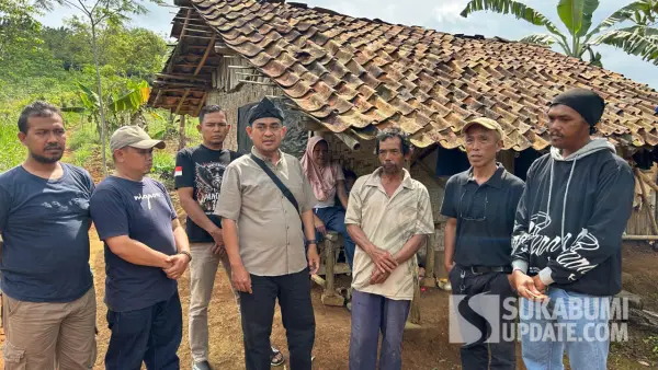 Ketua Yayasan Sukabumi Update Peduli, Nuril Arifin, bersama Camat Cibadak dan TKSK Cibadak saat berkunjung ke rumah warga di Desa Tenjojaya, Kecamatan Cibadak | Foto : Dok. Sukabumi Update Peduli