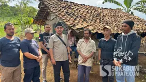 Ketua Yayasan Sukabumi Update Peduli, Nuril Arifin, bersama Camat Cibadak dan TKSK Cibadak saat berkunjung ke rumah warga di Desa Tenjojaya, Kecamatan Cibadak | Foto : Dok. Sukabumi Update Peduli