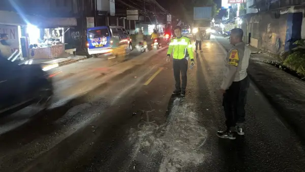 Polisi saat olah TKP kecelakaan maut pemotor asal Bogor tewas terlindas truk di Benda, Kecamatan Cicurug Kabupaten Sukabumi. (Sumber Foto: Dok. Satlantas Polres Sukabumi)