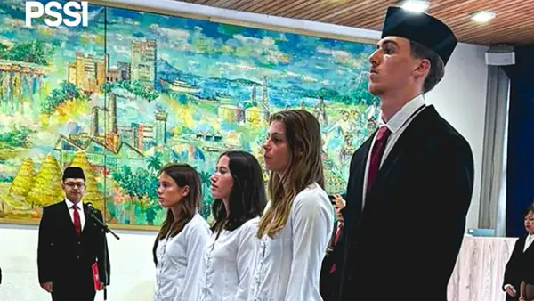Mauro Zijlstra, sabel Corian Kopp, Pauline Jeannette van de Pol dan Isabelle Nottet tengah melakukan pengambilan sumpah men jadi WNI pada Jumat, 29 Agustus 2025. (Sumber : Instagram/@PSSI).