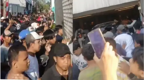 Massa saat menggeruduk dan menjarah rumah Ahmad Sahroni. (Sumber Foto: Tangkapan layar video/Istimewa)