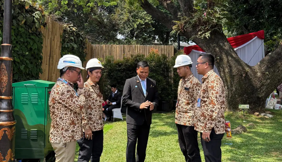Petugas PLN bersama dengan Kepala Biro Umum Deputi I Setpres, Brigjen TNI Mulyadi (tengah) melakukan koordinasi untuk memastikan keandalan kelistrikan berlapis di Istana Negara, demi perayaan HUT ke-80 RI yang aman, khidmat, dan tanpa kedip.