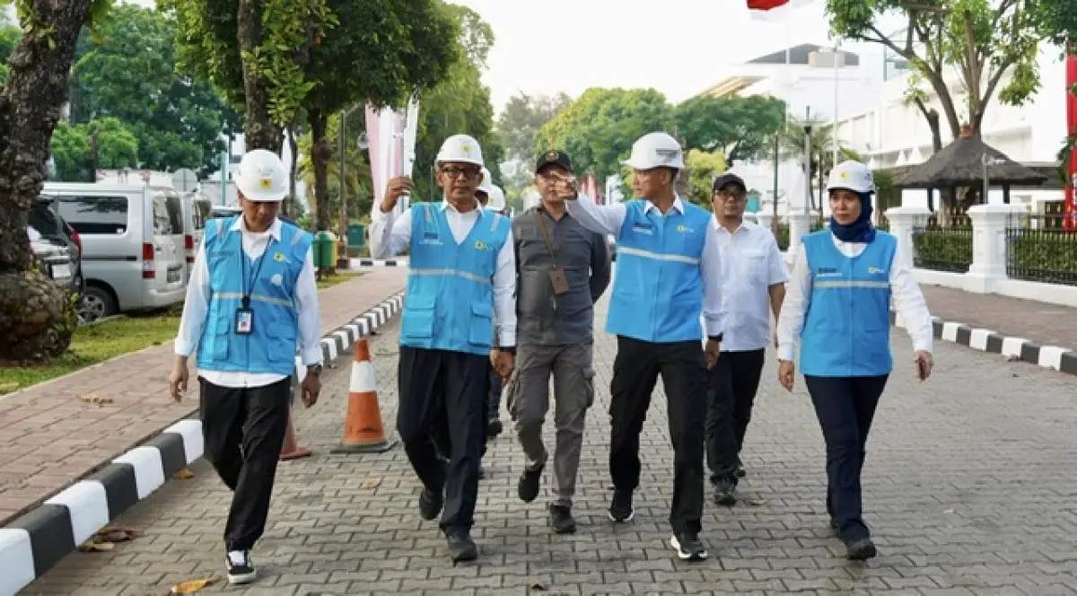 Direktur Utama PLN, Darmawan Prasodjo (ketiga dari kanan) saat meninjau kelistrikan kawasan Istana Merdeka yang menjadi venue Upacara HUT ke-80 Kemerdekaan RI.