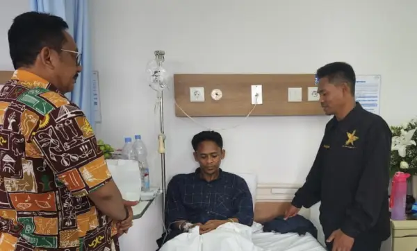 Bupati Sukabumi Asep Japar saat menjenguk M. Umar Amarudin, driver ojol asal Cikidang Kabupaten Sukabumi di RS Pelni Jakarta Barat, Jumat (29/8/2025). (Sumber Foto: Istimewa)