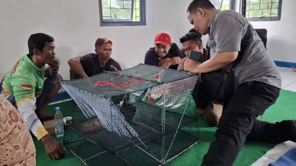 Tim Dospulkam IPB sosialisasi alat tangkap ikan kepada nelayan Sukabumi (Sumber: dok dospulkan)