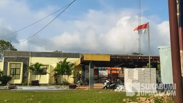 Kantor Kecamatan Ciemas tengah direhab oleh Disperkim Kabupaten Sukabumi. (Sumber Foto: SU/Ragil Gilang)