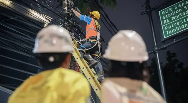 Ilustrasi. Pelayanan dari petugas PLN UID Jabar di lapangan. (Sumber Foto: Dok. PLN)