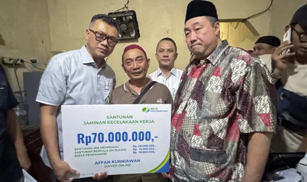 Direktur Utama BPJS Ketenagakerjaan, Pramudya Iriawan Buntoro Saat menyerahkan santunan kepada keluarga ojol Affan Kurniawan. (Sumber Foto: Dok. BPJS)