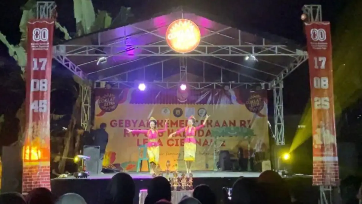 Atraksi budaya di HUT RI ke 80 Desa Kadudampit, KKM STKIP Bina Mutiara Sukabumi