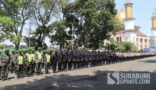 Ratusan Personel Gabungan disiagakn dalam Apel Kesiapan Pengamanan Aksi Unjuk Rasa di Kota Sukabumi, Senin 1 September 2025. (Sumber Foto: SU/Asep Awaludin)