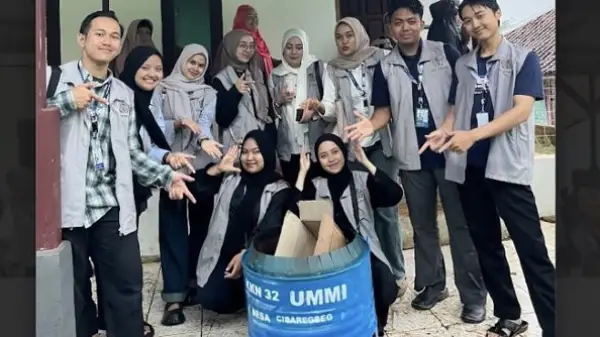 Mahasiswa Kelompok 32 KKN UMMI melaksanakan program kerja BASMI (Bakar Sampah Minim Asap) di Dusun 3 Cibalengbeng, Desa Cibaregbeg. (Sumber Foto: Dok. KKN UMMI Kelompok 32)