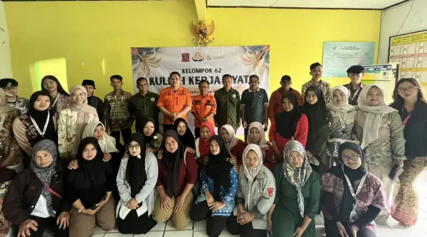Sesi foto bersama usai seminar mitigasi bencana KKN Nusa Putra di Desa Nangkakoneng, Kecamatan Cikidang, Kabupaten Sukabumi. (Sumber Foto: Istimewa)