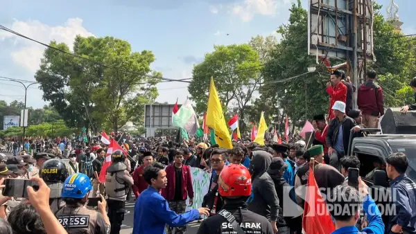 Usai berorasi di Polres Sukabumi Kota, massa aksi 1 September 2025 bergerak menuju Balaikota dan DPRD (Sumber: sukabumiupdate)