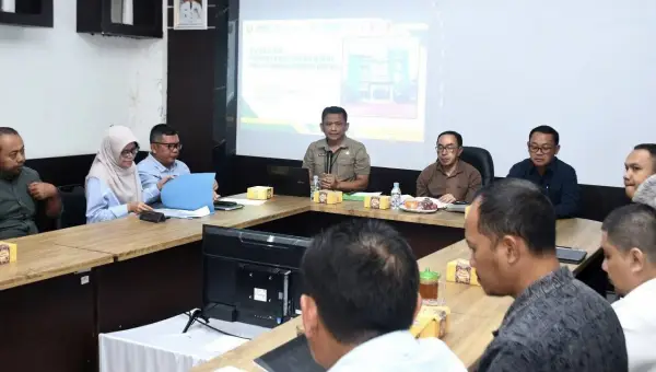 Suasana rapat koordinasi pengisian kuisioner evaluasi MPP di Aula Kantor DPMPTSP Kabupaten Sukabumi, Senin (1/9/2025). (Sumber : Diskominfosan Kab. Sukabumi)
