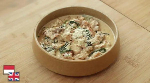 Tampilan Creamy Garlic Chicken ala Chef Devina Hermawan, rasanya yang creamy cocok disajikan dengan nasi hangat putih (Sumber : Youtube /@devinahermawan)