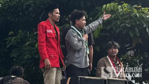 Orator dalam aksi 1 September 2025 di Kota Sukabumi, menyampaikan aspirasi di Balai Kota (Sumber: sukabumiupdate)