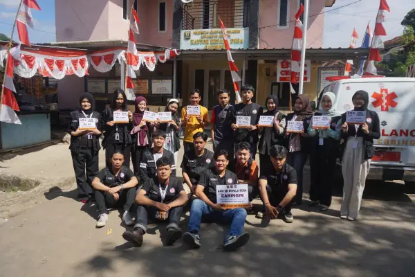 Potret Kelomok 66 KKN Nusa Putra bersama Sekretaris Desa dan Ketua RT  untuk pemasangan nomor rumah (Sumber : Dok. KKN Kelompok 66)