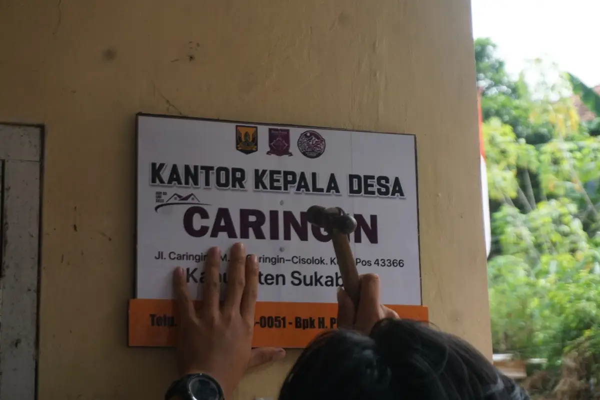Foto Pemasangan Papan di  Kantor Kepala Desa