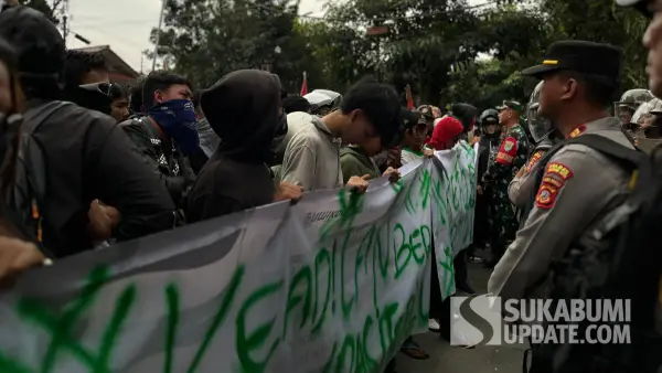 Massa aksi 1 September 2025 berhadap dengan aparat keamanan di depan DPRD Kota Sukabumi (Sumber: sukabumiupdate)