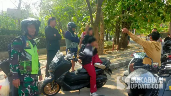 Kerumunan remaja di Depan Gedung DPRD Kabupaten Sukabumi dibubarkan aparat | Foto : Ilyas Supendi
