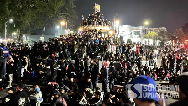 Massa aksi 1 September 2025 kuasai bundara tugu adipura (Sumber: sukabumiupdate)