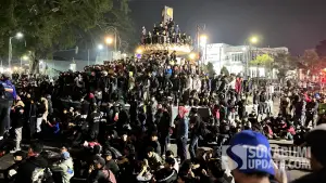 Massa aksi 1 September 2025 kuasai bundara tugu adipura (Sumber: sukabumiupdate)