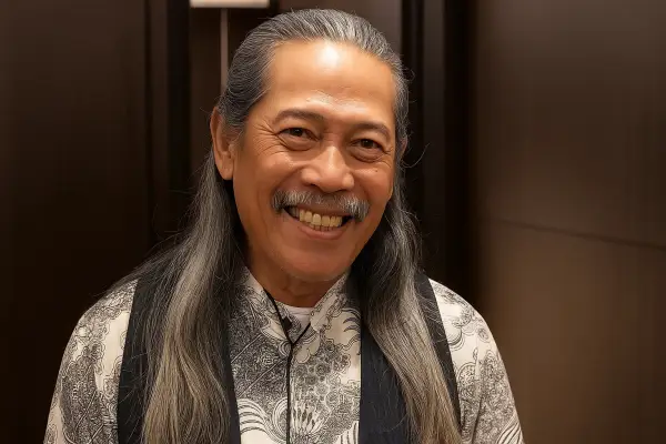 Di balik kesuksesannya di dunia hiburan, Acil Bimbo dikenal sebagai pribadi yang cerdas dan berpendidikan. (Sumber : X (Twitter @DjolaFix))