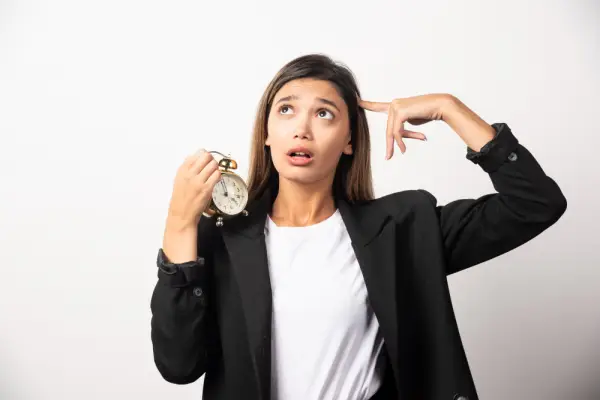 Waktu bukan tentang seberapa banyak kita bekerja, tapi seberapa fokus kita mengerjakan hal yang benar-benar penting dalam hidup dan pekerjaan sehari-hari. (Sumber : freepik @azerbaijan_stockers)
