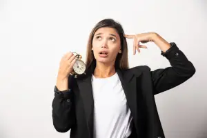 Waktu bukan tentang seberapa banyak kita bekerja, tapi seberapa fokus kita mengerjakan hal yang benar-benar penting dalam hidup dan pekerjaan sehari-hari. (Sumber : freepik @azerbaijan_stockers)