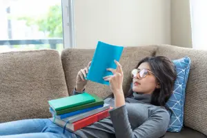 Membaca bukan hanya hiburan, tapi juga cara efektif memperluas wawasan dan melatih fokus. Mulailah kebiasaan membaca untuk hidup yang lebih produktif dan bermakna. (Sumber : freepik @jcomp)