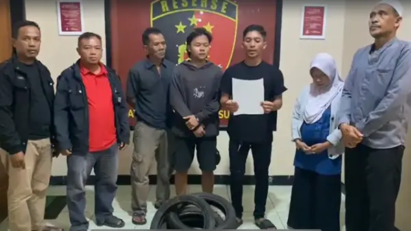 Dua pemuda di Sukabumi yang berencana membakar ban di depan DPRD berhasil digagalkan polisi. (Sumber : ok humas Polres Sukabumi).