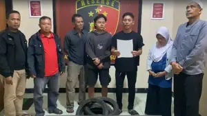Dua pemuda di Sukabumi yang berencana membakar ban di depan DPRD berhasil digagalkan polisi. (Sumber : ok humas Polres Sukabumi).