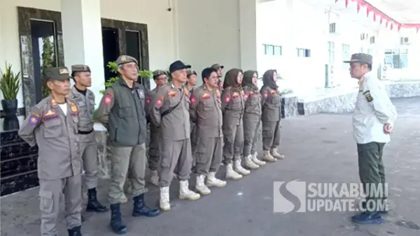 Anggota Satpol PP Kabupaten Sukabumi melakukan pam siaga di gedung DPRD Kabupaten Sukabumi. (Sumber : SU/Ilyas).