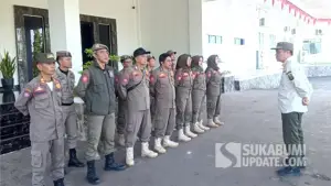 Anggota Satpol PP Kabupaten Sukabumi melakukan pam siaga di gedung DPRD Kabupaten Sukabumi. (Sumber : SU/Ilyas).