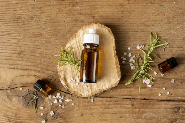 Ilustrasi Essential Oil, minyak alami yang diekstrak dari bagian tanaman seperti bunga, daun, batang, atau kulit kayu. (Sumber : Freepik)