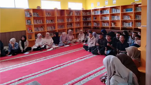 Diarpus Kabupaten Sukabumi hadir lebih dekat dengan masyarakat melalui layanan Pusling dan membuka kelas bahasa Jepang di UPP Surade. (Sumber : Dok Diarpus).